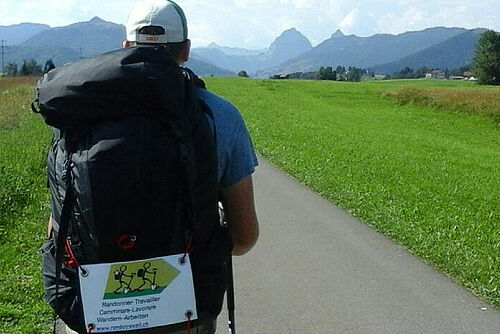 1ère photo: un jeune avec un sac à dos sur une route, pris de dos. Toutes les autres photos: divers groupes de personnes souriantes.