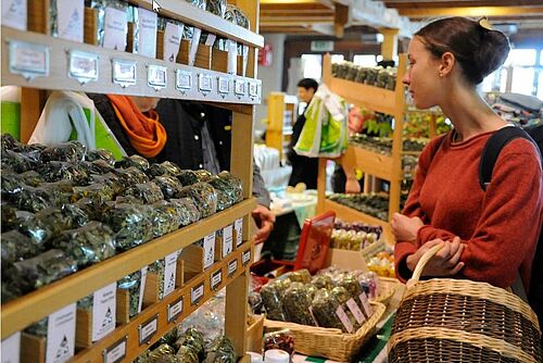 Une femme dans un petit magasin