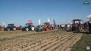 Des tracteurs sur un champs avec des spectateurs