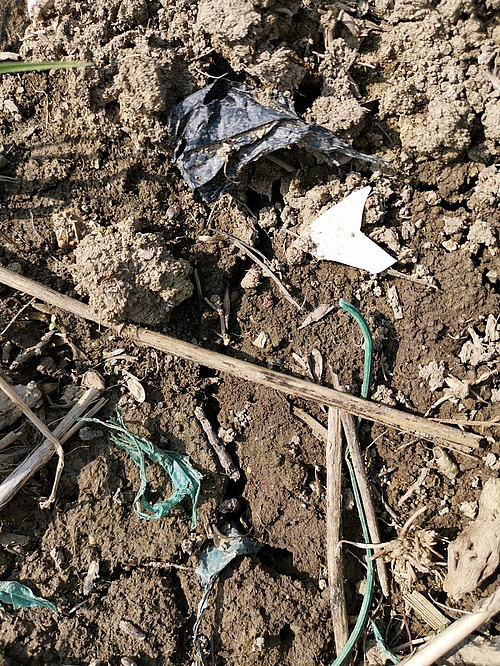 Bouts de plastique sur la terre issu d'un engrais