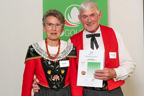 Deux personnes avec leur certificat