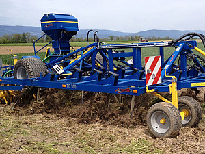 Chisel de précision Treffler en train de travailler, on voit la terre bouger dans ses dents.