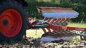 Tracteur avec und charrue déchaumeuse en travail