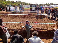 Des observateurs attentifs devant la démonstration de tassement du sol animée par Yvan Gontronneau.