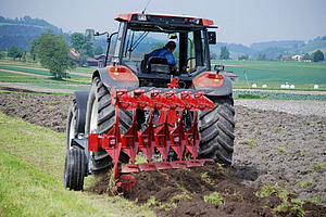 Charrue déchaumeuse lors du labour d'une prairie artificielle
