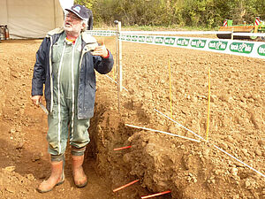 Yvan Gontronneau devant le profil de sol.