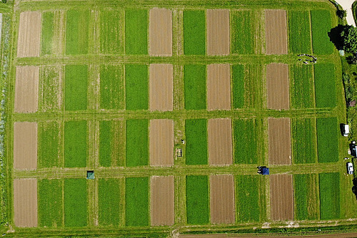 Vue aérienne de différents champs.