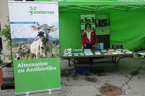 Un stand avec des personnes qui se parlent .