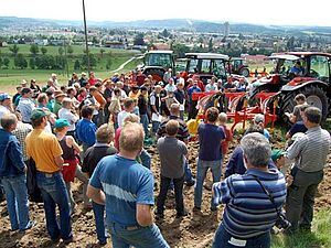 Visiteurs à la démonstration des machines