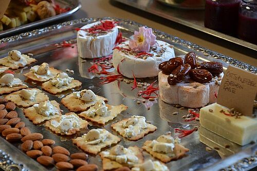 BUffet avec toutes sortes de petites choses délicieuses à manger