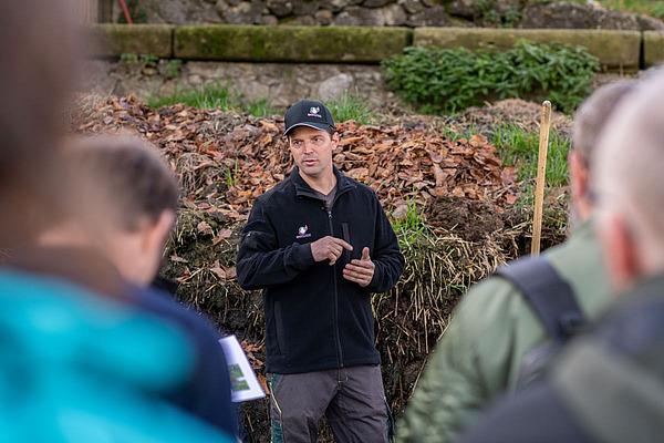 Michael Kipfer s'adresse aux participants d'une visite guidée de la ferme.