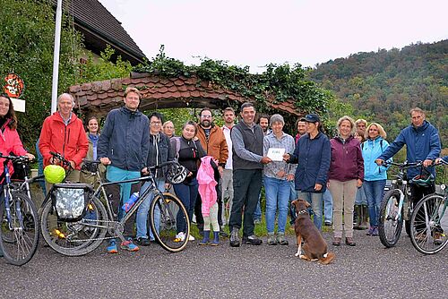 Mehrere Personen posieren mit Velos