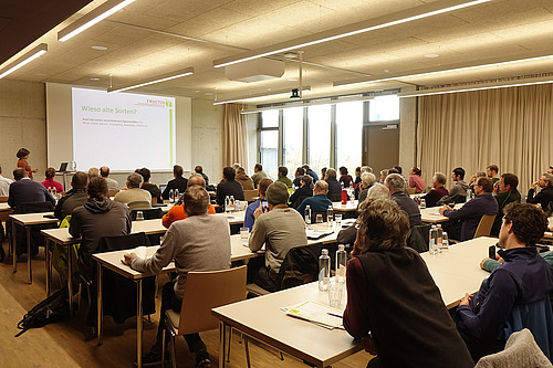 Des personnes dans une salle