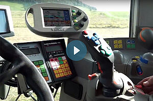 Dans le cockpit d'un tracteur moderne avec captures d'écran et joystick