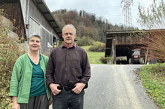 Gertrud et Hans Häseli devant leur ferme.