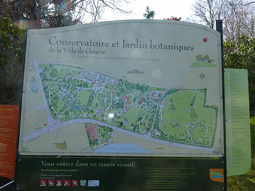 Vues du Jardin botanique de Genève : une grande serre, des massifs floraux, des ruchers, des chemins et des grands arbres. 



L'avant-dernière photo montre la plaque inaugurale de la reconversion au bio du Jardin botanique. Sur la dernière photo, 