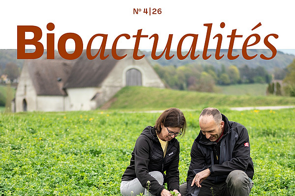 Page de couverture du Bioactualités 4|26: Un homme et une femme sont accroupis dans un champ.