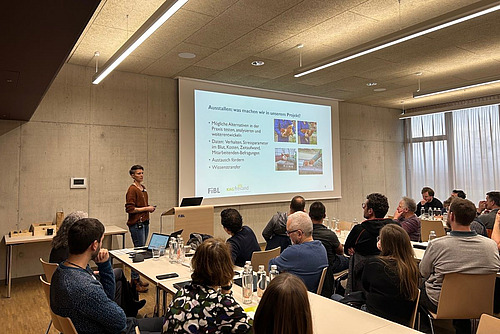 Une oratrice présente aux participants d'une conférence une diapositive intitulée « Décrochage : Que faisons-nous dans notre projet ».
