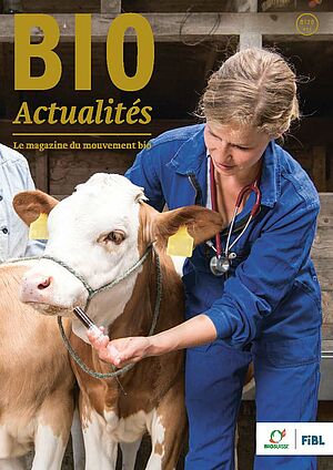 Page de couverture du Bioactualités 8|2020: Un veau et une vétérinaire du FiBL à côté