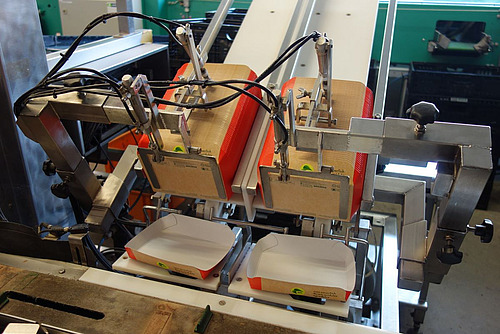 Machine qui plie les cartons d'emballage.