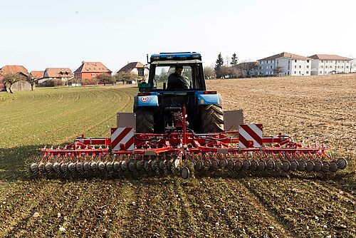 Etrille rotative derrière un tracteur 