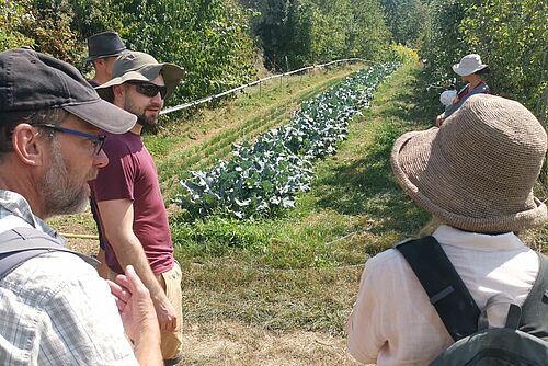 Un groupe de personnes devant un potager