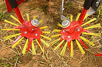 Des brosses de sarclage.