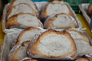Gros plan sur des petits pains blancs.