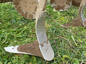 [Translate to Französisch:] Detail einer Flügelschar von einer Stoppelbearbeitungmaschine.