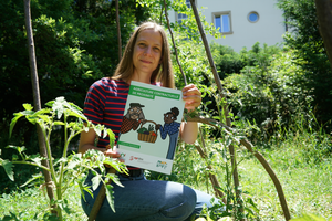 Une femme avec une brochure.