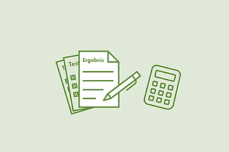 Plusieurs feuilles de papier sont posées les unes à côté des autres, avec à côté un stylo et une calculatrice.