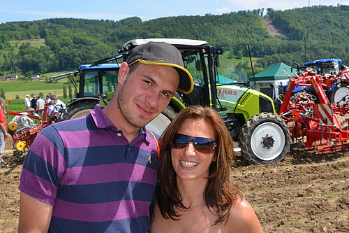 Tracteur et sarcleuse en train de sarcler un très jeune maïs.
Vue aérienne de la 2ème journée nationale des grandes cultures bio.
Portrait de Philippe Tavel.
Portrait de Bernard et Thierry Candaux
Des visiteurs se penchent sur le sol fraîchement