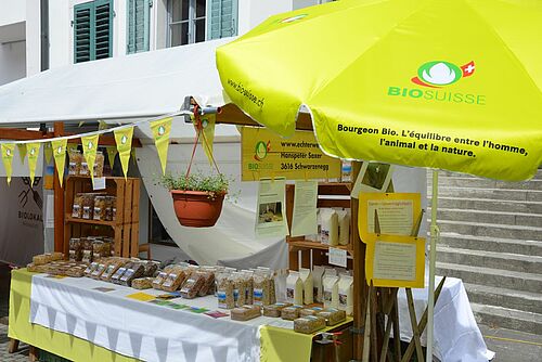 Stand de marché décoré par Bio Suisse au Bio Marché