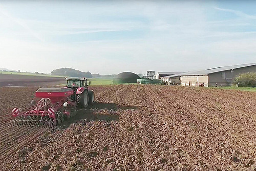 tracteur avec semoir en travail