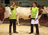 Sur la photo, on voit Anet Spengler qui est en train de commenter la vache à l'agriculteur bio Andreas Wüthrich lors de la foire Suisse Expo en janvier 2012 à Lausanne.