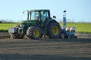 Tracteur et semoir sur un champ.