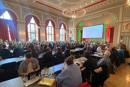 Les 95 délégués sont assis à des tables dans la salle du théâtre municipal d'Olten