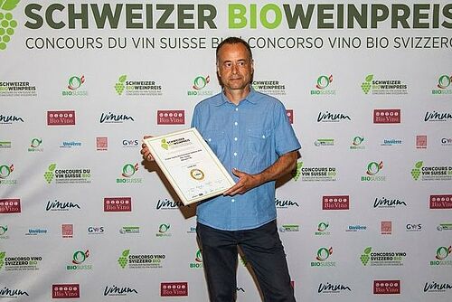 Andreas Tuchschmid avec le prix du vin bio