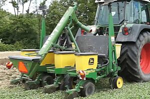 L'agriculteur sème avec la machine directement dans la pré-culture.