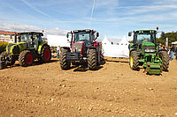 Les trois tracteurs ayant servi à la démonstration de tassement du sol l'un à côté de l'autre.