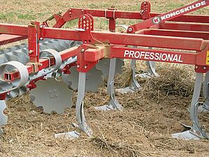 Décompacteur à ailettes au travail sur des chaumes de céréales.