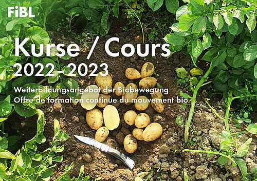 Cover des FiBL-Kursprogramms 2022-2023: aufgeschnittene Kartoffeln im Kartoffelfeld