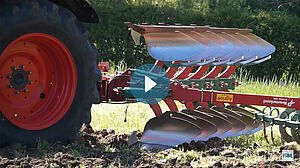 Tracteur avec und charrue déchaumeuse en travail