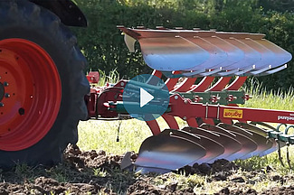 Tracteur avec und charrue déchaumeuse en travail