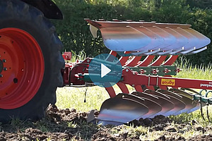 Tracteur avec und charrue déchaumeuse en travail