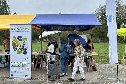 Stand de marché de l'Institut de recherche de l'agriculture biologique.