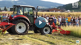 Tracteur avec faucheuse avant et faucheuse arrière