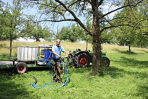 Hans Brunner devant une machine