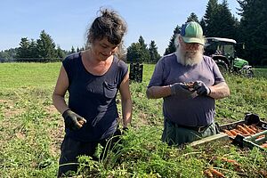 Deux personnes travaillent sur le terrain