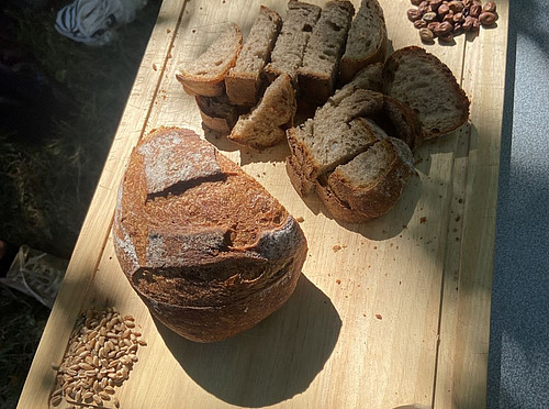 pain tranché sur planche en bois